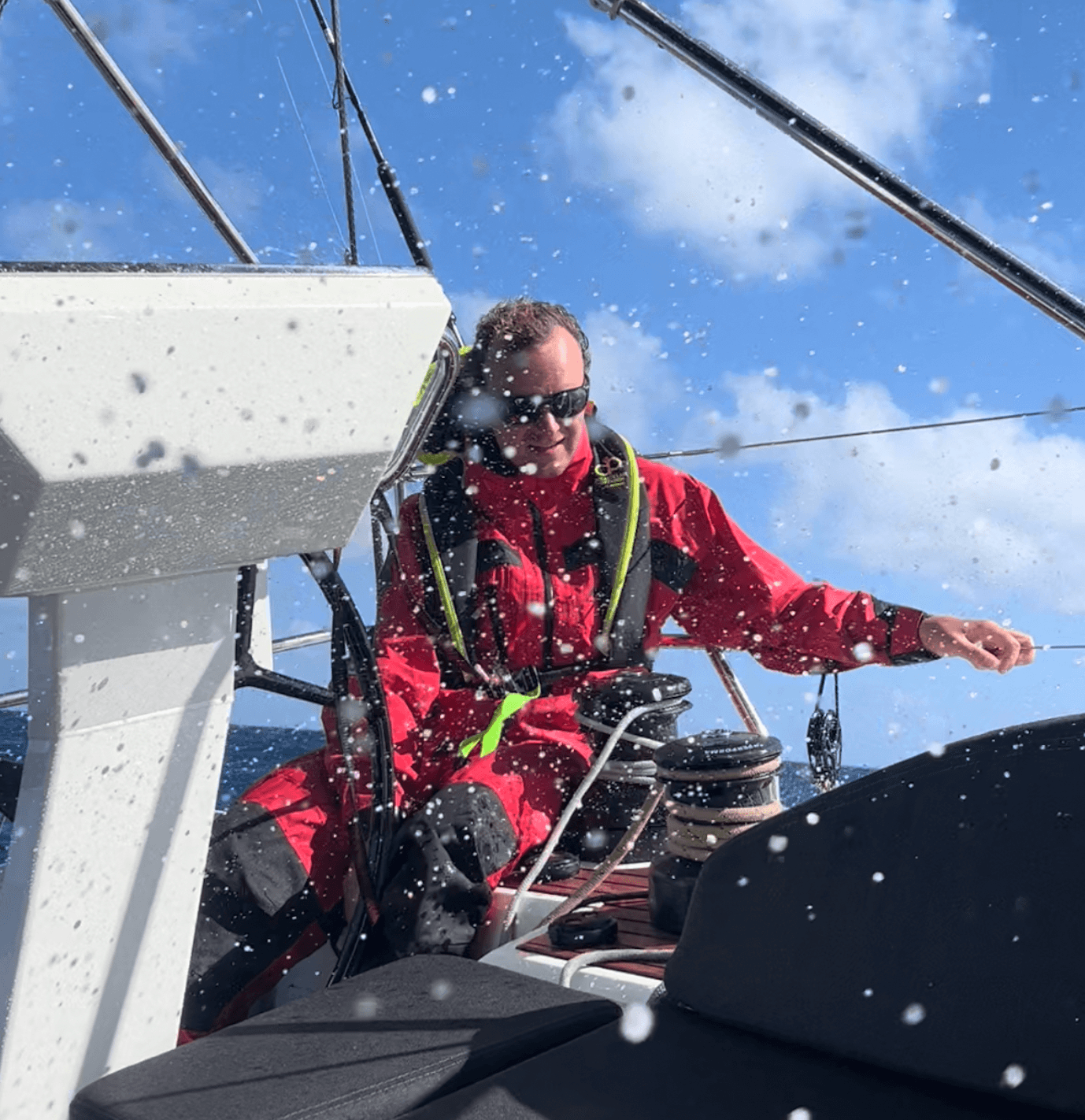 Maurits sailing in the Caribbean with spray flying